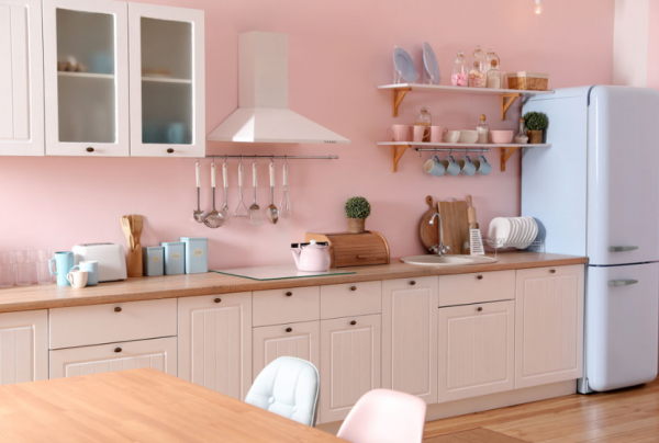 Dapur dengan lemari dapur berwarna pastel yang manis